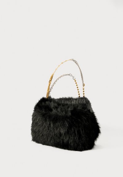 Bolsa de pele negra com alças duplas em corrente nos tons dourado e prateado; textura suave e forma retangular com uma aparência fofa.