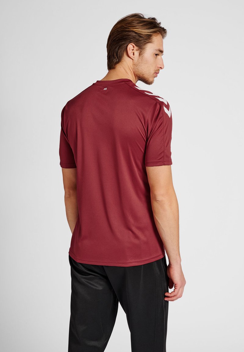Herren Shirts | Hummel HMLCORE XK POLY S/S T-Shirt print maroon/dunkelrot - HA25821 Herren Shirts | Hummel HMLCORE XK POLY S/S T-Shirt print maroon/dunkelrot - HA25821