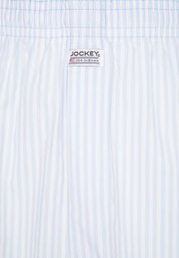 Boxer shorts a righe azzurro chiaro e bianche con cintura elastica. Presentano un'etichetta in tessuto con "JOCKEY®" e "USA Originals."