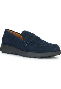 Mocasines de ante azul marino, tipo slip-on, con puntera redondeada, acento elástico y suela de goma texturizada para agarre y comodidad.
