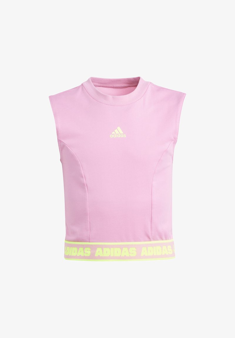 Rozā bezpiedurkņu sporta tops ar augstu kakla izgriezumu, pieguļošu piegriezumu un dzeltenu zīmolu jostu, uz kuras atkārtoti redzams vārds "ADIDAS". Gluda auduma izskats.