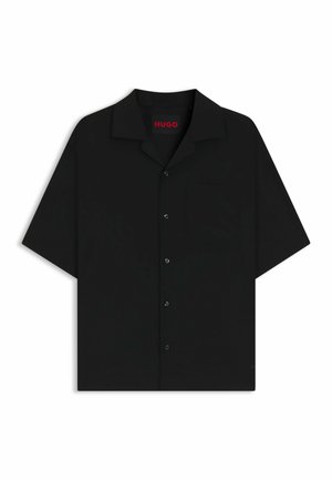 Czarna koszula z krótkim rękawem na guziki, z kołnierzykiem i kieszonką. Wykonana z gładkiego materiału o delikatnym połysku, z pięcioma czarnymi guzikami z przodu.