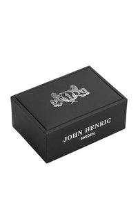 Svart rektangulär box gjord av texturerat material, med en silverfärgad logotydning och "JOHN HENRIC SWEDEN" i fet stil på framsidan.