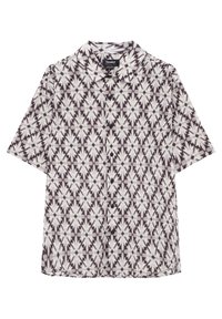 Koszula z krótkim rękawem i kołnierzykiem w ciemnym fiolecie z białym, geometrycznym wzorem, zapinana na guziki, wykonana z lekkiego, przewiewnego materiału.