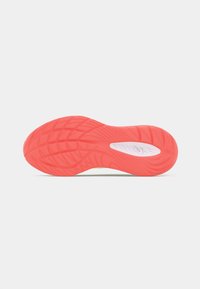 Semelle de chaussure avec un design texturé, principalement de couleur corail avec un accent blanc. Comprend des rainures pour l'adhérence et la durabilité.