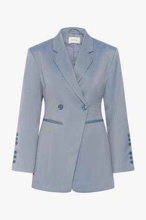 Sacou dublu rând la femei, bleu deschis, cu rever cu crăpătură, două nasturi în față, detalii cu nasturi pe mâneci și buzunare cu fante.