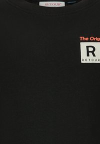 Czarna koszula z małym białym i pomarańczowym prostokątnym logo na górnej prawej części klatki piersiowej z napisem "The Original R RETOUR".