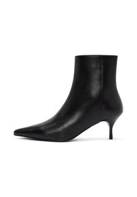 Botas de cuero negras hasta el tobillo con punta afilada, tacón delgado, textura suave y diseño elegante. Sin accesorios o patrones visibles.