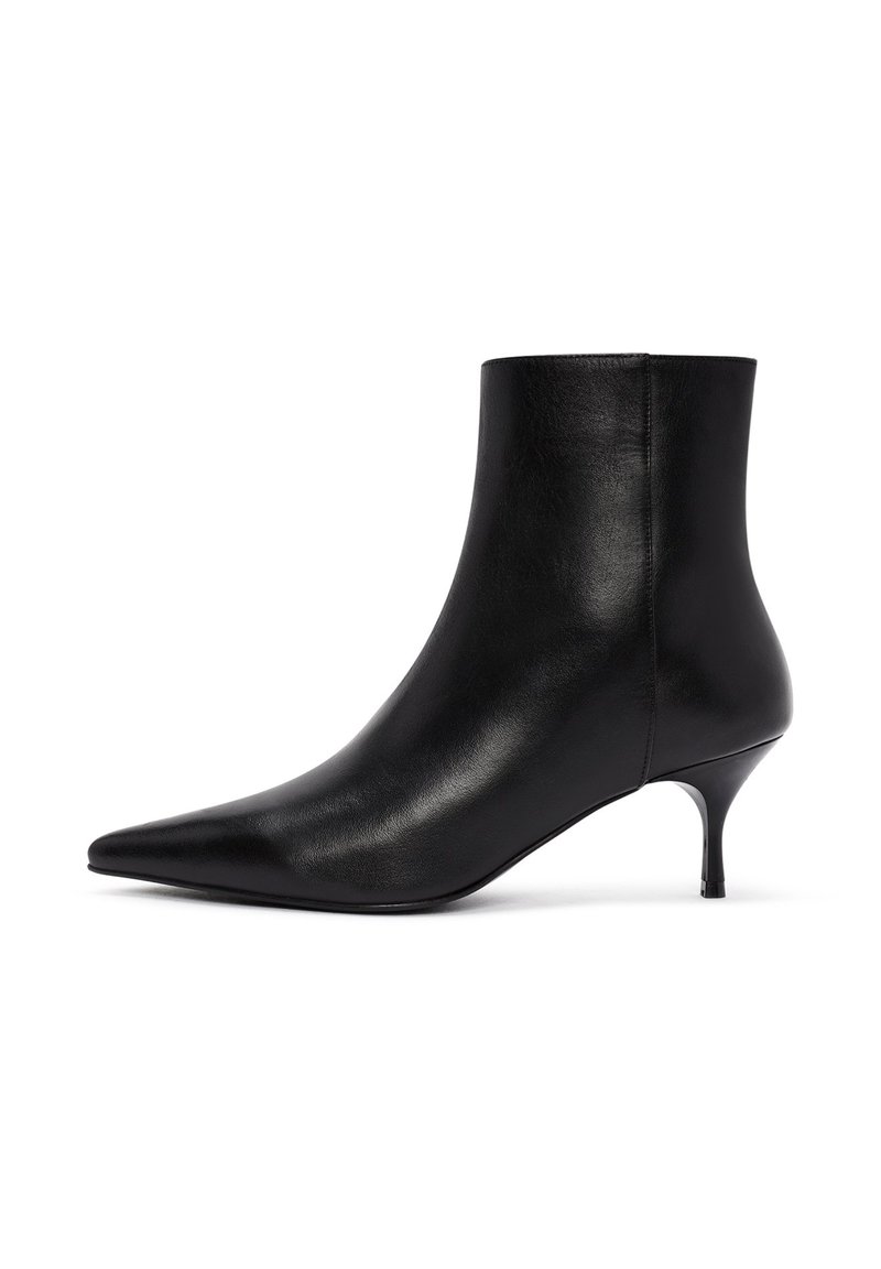 Botas de cuero negras hasta el tobillo con punta afilada, tacón delgado, textura suave y diseño elegante. Sin accesorios o patrones visibles.