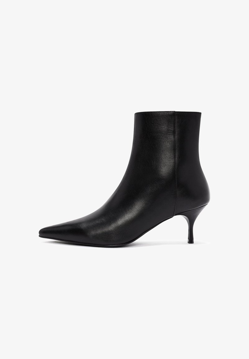 Bottines noires en cuir avec un bout pointu, un talon fin, une texture lisse et un design épuré. Pas de matériel ou de motifs visibles.