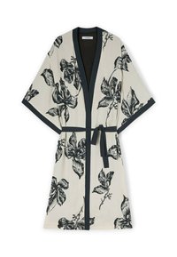 Květinový kimono župan z krémové látky s černými květinovými vzory, s širokými rukávy, uvázáním v pase a kontrastním černým lemováním.