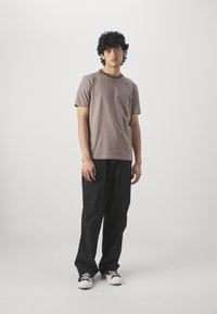 BOSS TEE - Basic póló - sand