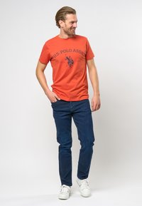 U.S. Polo Assn. ARCHIBALD - Apdrukāts T-krekls - burnt ochre