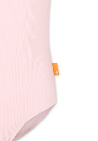 Roze geribbelde bodysuit met een gladde textuur en een kleinere oranje label met een ster, die een eenvoudig ontwerp met minimale accenten benadrukt.