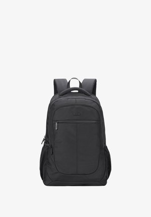 Zwarte rugzak van duurzaam stof met gevoerde schouderbanden, een voorvak, een zijvak van gaas en een handvat aan de bovenkant voor gemakkelijk dragen.