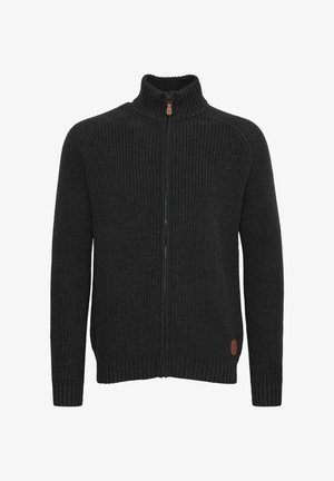 Schwarzer gestrickter Reißverschluss-Pullover mit hohem Kragen, gerippten Bündchen und einem Lederlogo-Akzent an der Unterseite. Strukturierter Stoff, taillierte Passform.