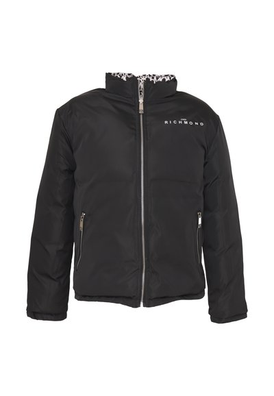 Giacca a vento nera con zip frontale, due tasche laterali e fodera a fantasia. Presenta un colletto alto e un logo discreto sul petto.