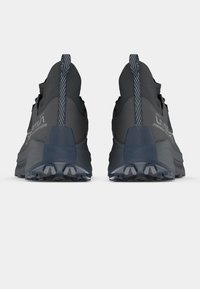 Sapatos desportivos cinza-escuro com um acabamento texturizado, design de atacadores, alça de puxar e sola robusta preta para tração. Apresenta realces contrastantes.