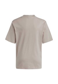 Lichtbeige T-shirt met korte mouwen, ronde hals en een gladde textuur. Heeft een eenvoudig ontwerp zonder patronen of versieringen.