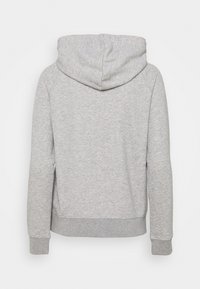 Sweat à capuche gris en tissu doux, avec capuche à cordon de serrage, manches longues, et bords-côtes aux poignets et à l'ourlet. Texture simple et lisse.