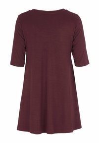 Bakifrån vy av en lös passform, kortärmad klänning i solid mörk burgundy tyg med rund halsringning.