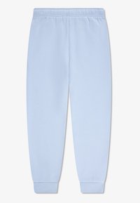 Svetlomodré tepláky z mäkkej látky, s elastickým pásom a zúženými manžetami pri členkoch. Jednoduchý dizajn bez vzorov.