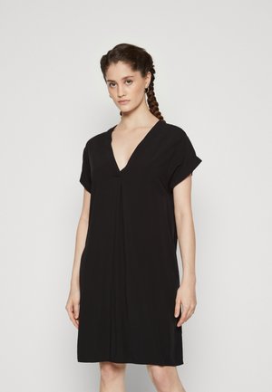 Robe noire à manches courtes avec un décolleté en V et un détail plissé à l'avant. Tissu doux avec une coupe décontractée, arrivant au milieu de la cuisse.