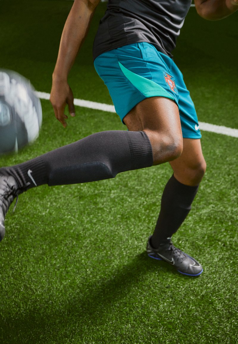 Nike Performance PORTUGAL FPF STRIKE SHORT - Vestuário de equipa nacional - geode teal/kinetic green/sail