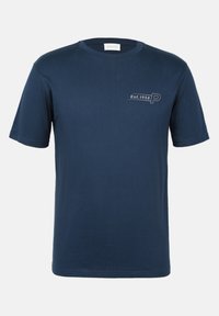Camiseta de algodón azul marino de manga corta, con cuello redondo y un estampado gráfico en blanco que dice "Est. 1958" cerca del pecho izquierdo.