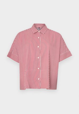 Camicetta a maniche corte a righe rosse e bianche con frontale a bottoni, colletto classico e forma rilassata. Tessuto liscio con motivo verticale.
