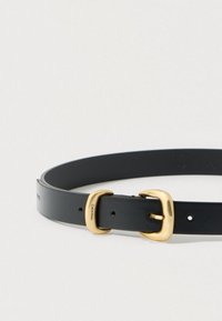 Fekete bőrszíj dupla aranyszínű csattal, sima felületű, minimális márkajelezéssel és több állítható lyukkal.