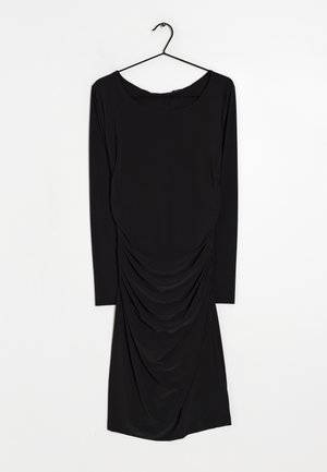 Robe midi noire à manches longues avec un col rond et un drapé froncé sur le devant, suspendue à un cintre noir sur un fond blanc.