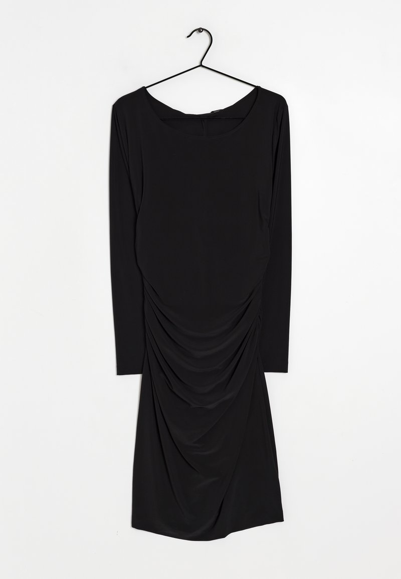 Robe midi noire à manches longues avec un col rond et un drapé froncé sur le devant, suspendue à un cintre noir sur un fond blanc.