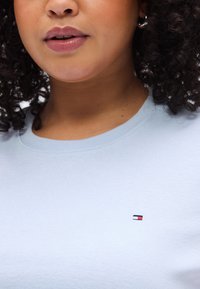 Ανοιχτό μπλε βαμβακερό t-shirt με ριμπ λαιμόκοψη κ αι μικρό κεντητό λογότυπο στα κόκκινα, λευκά και μπλε στο στήθος.