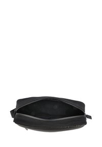 Pochette nera con zip, con un'esterno liscio e rivestimento in tessuto. Presenta una forma semplice e arrotondata con minimi dettagli in metallo.