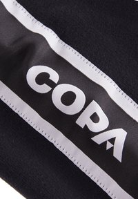 Zwarte stof met een prominent wit "COPA" logo. Het materiaal heeft een gestructureerd oppervlak met een contrasterende witte rand.