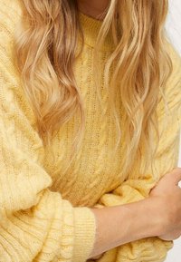 Mango Strickpullover - light yellow