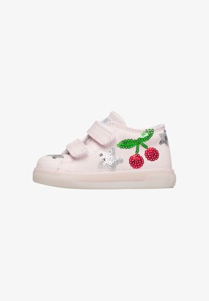 Scarpa da ginnastica per bambino piccolo di colore rosa chiaro con due cinturini in velcro, decorata con stelle di paillettes e ciliegie rosse con foglie verdi.