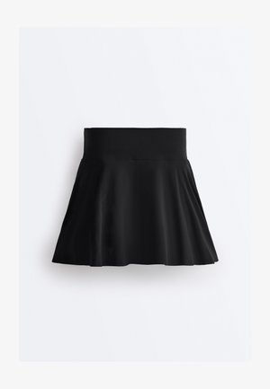 Crna suknja visokog struka sa širokim pojasom, glatkim tkanjem i blagim naborima, prikazana na jednobojnoj bijeloj pozadini.