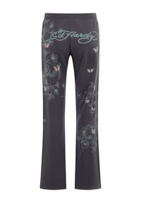 Harmaat puuvillahousut, joissa on leveä lahjesuunnittelu. Niissä on kukkakuoseja ja perhosia vaaleanpunaisena ja tealina. 'Ed Hardy' -logo printattuna taakse.