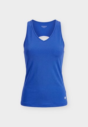 Blå ærmeløs atletisk tanktop med V-udskæring og lille hvidt logo nær nederste kant på ensfarvet baggrund.