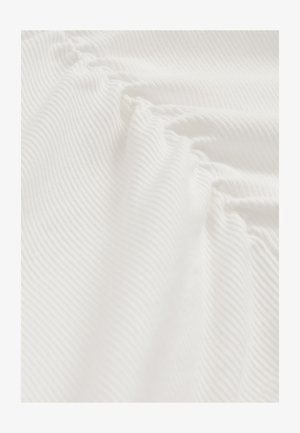 Hvidt stof med fin horisontal ribbet struktur og samlet elastisk sektion, der skaber subtile folder og skygger.