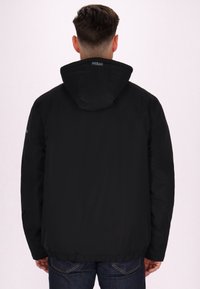 Giacca nera con cappuccio, dal tessuto morbido e con polsini elasticizzati. Presenta un cappuccio regolabile e un orlo leggermente curvo. Vestibilità casual con dettagli minimali.