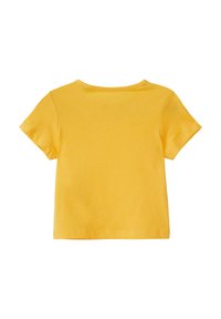 Geel T-shirt met korte mouwen en een ronde halslijn, gemaakt van zachte katoenstof. Heeft een gladde textuur en een eenvoudig, effen kleurontwerp.