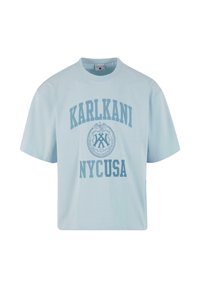 Tricou din bumbac de culoare albastră deschisă, cu mâneci scurte, având inscripțiile "KARLKANI" și "NYCUSA" tipărite cu un font albastru închis și un logo grafic circular.