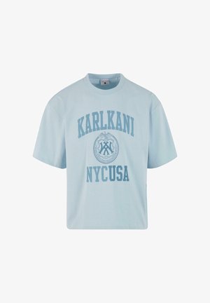 Heledsinine puuvillane T-särk lühikeste varrukatega, millel on tumedamas sinises kirjas trükitud "KARLKANI" ja "NYCUSA" ning ringikujuline graafiklogo.