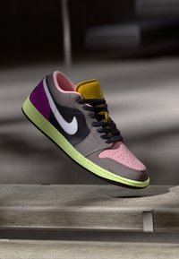 Valitud, oil grey/white/cave stone/arctic punch viotech/dark sulfur