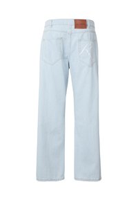 Vaaleansiniset farkut, joissa on leveä lahje. Niissä on nahkainen merkkilappu ja kaksi takataskua, joissa on ompeluyksityiskohtia.