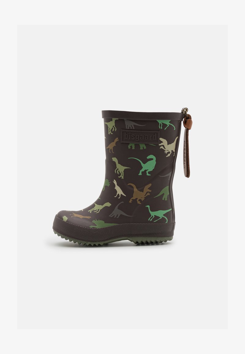 Gumowe kalosze w ciemnym brązie z teksturowaną podeszwą, ozdobione kolorowym wzorem dinozaurów w odcieniach zieleni i brązu. Dołączony brązowy pasek akcentowy.
