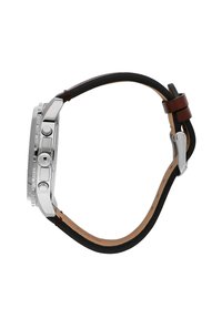 Orologio in acciaio inossidabile con cinturino in pelle nera, dotato di una lunetta argentata, tre pulsanti e un accento marrone vicino al cinturino.